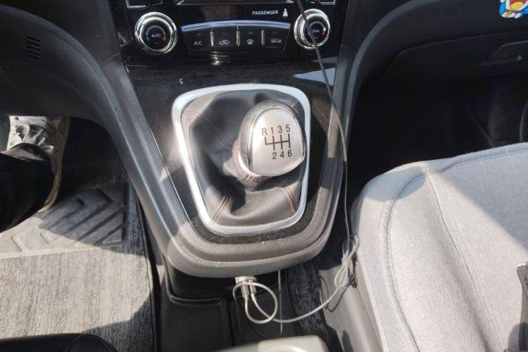 Used Haval H6 2015 Upgraded Model 1.5T Manual Two-Wheel Drive Elite Version Gear Lever