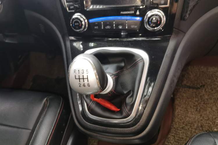 Used Haval H6 2015 Upgraded Model 1.5T Manual Two-Wheel Drive Elite Version Gear Lever