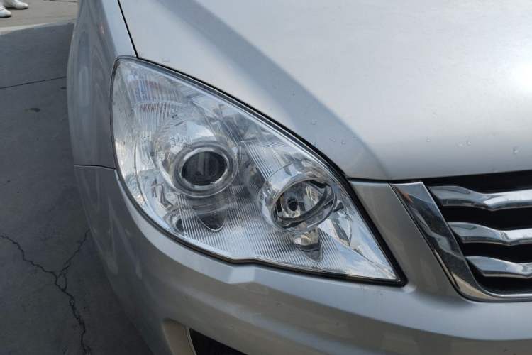 Used Haval H6 2015 Upgraded Model 1.5T Manual Two-Wheel Drive Elite Version Right Front Headlight