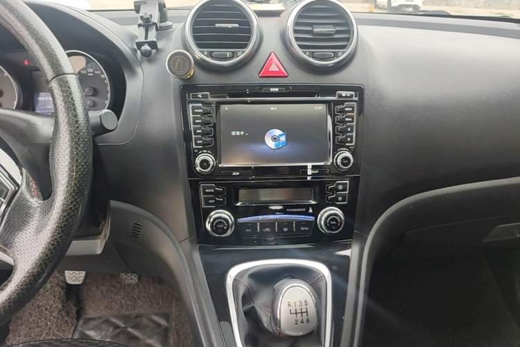 Used Haval H6 2015 Upgraded Model 1.5T Manual Two-Wheel Drive Elite Version Audio And AC Panel