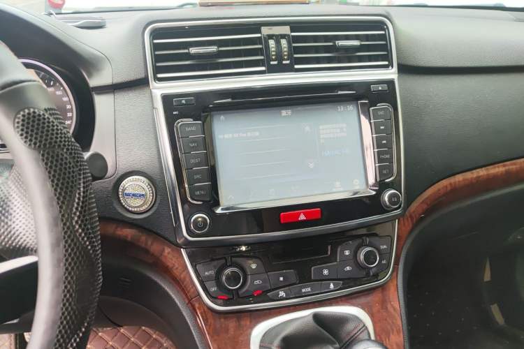 Used Haval H6 2015 Revised Version Sport Edition 1.5T Manual Transmission Two-Wheel Drive Elite Grade Audio And AC Panel