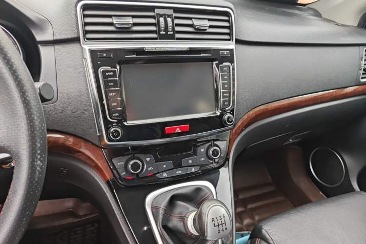 Used Haval H6 2015 Sport Edition 1.5T Manual Two-Wheel Drive Elite Model Audio And AC Panel