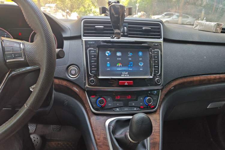 Used Haval H6 2015 Revised Version Sport Edition 1.5T Manual Transmission Two-Wheel Drive Elite Grade Audio And AC Panel