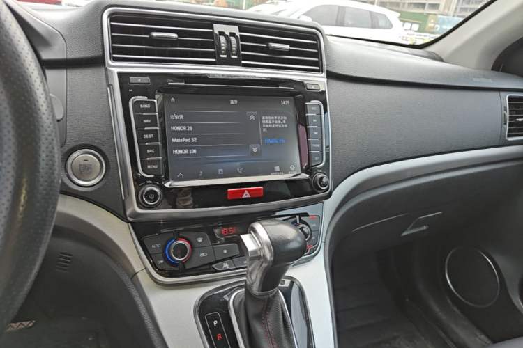 Used Haval H6 2015 Sport Edition 1.5T Automatic Two-Wheel Drive Luxury Model Audio And AC Panel