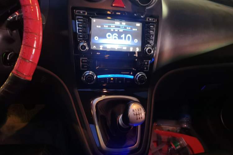 Used Haval H6 2015 Upgraded Model 1.5T Manual Two-Wheel Drive Elite Version Audio And AC Panel