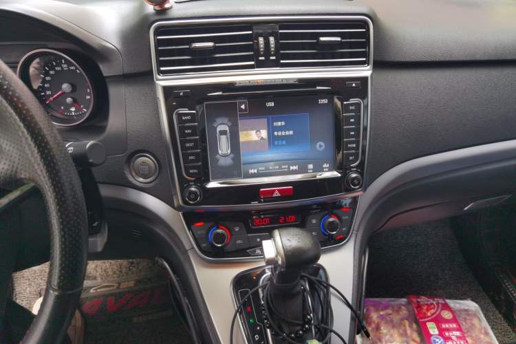 Used Haval H6 2015 Sport Edition 1.5T Automatic Two-Wheel Drive Luxury Model Audio And AC Panel