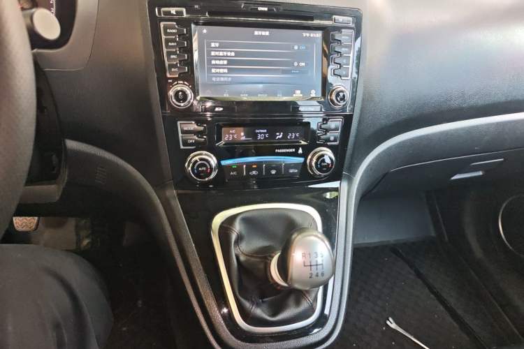 Used Haval H6 2015 Upgraded Model 1.5T Manual Two-Wheel Drive Elite Version Audio And AC Panel