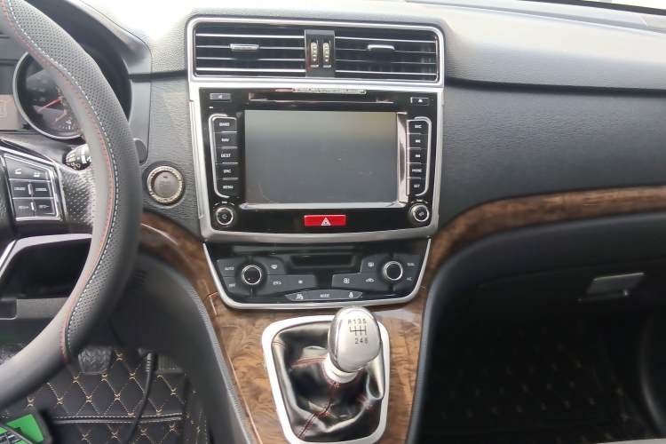 Used Haval H6 2015 Revised Version Sport Edition 1.5T Manual Transmission Two-Wheel Drive Elite Grade Audio And AC Panel