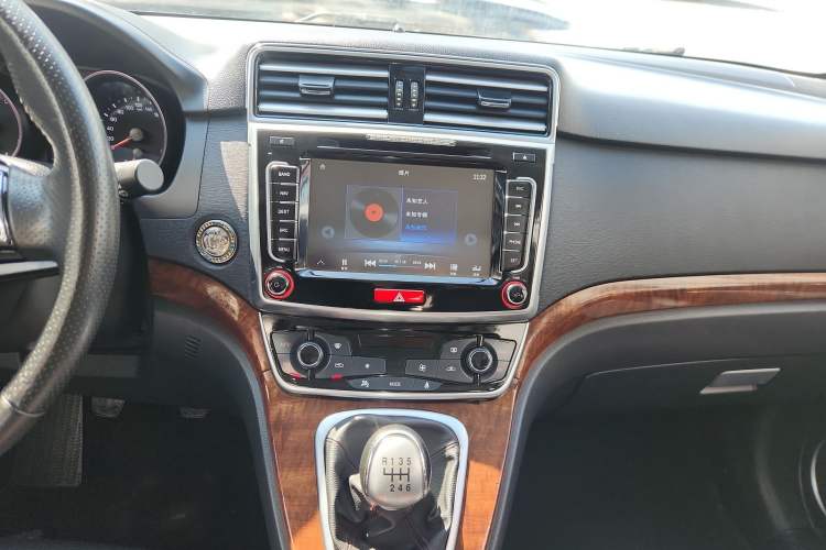 Used Haval H6 2015 Revised Version Sport Edition 1.5T Manual Transmission Two-Wheel Drive Elite Grade Audio And AC Panel