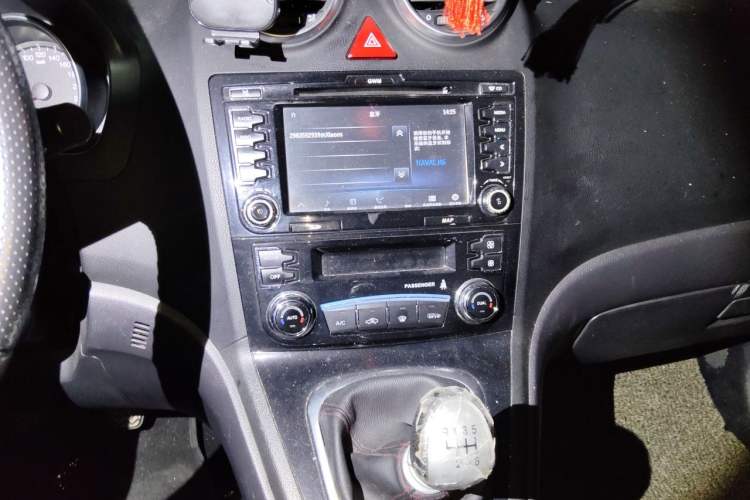 Used Haval H6 2015 Upgraded Model 1.5T Manual Two-Wheel Drive Elite Version Audio And AC Panel