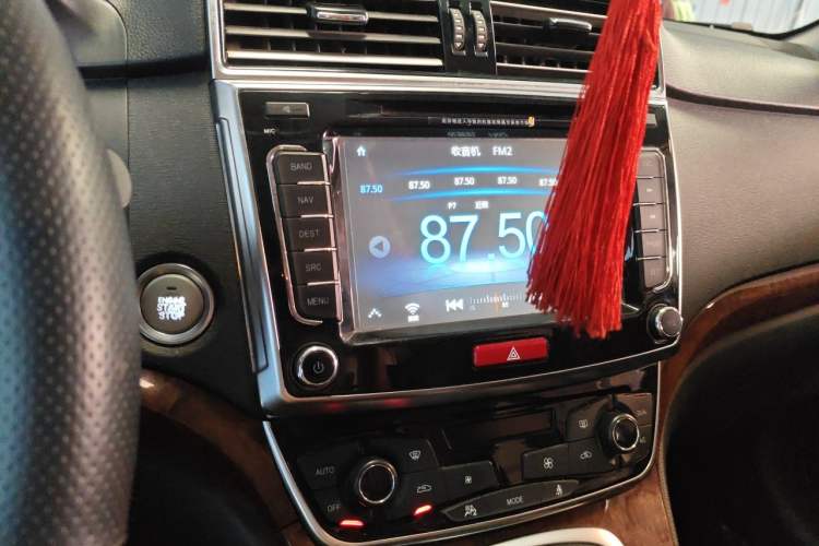 Used Haval H6 2015 Revised Version Sport Edition 1.5T Manual Transmission Two-Wheel Drive Elite Grade Audio And AC Panel