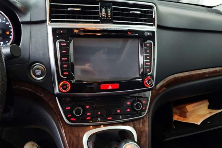 Used Haval H6 2015 Revised Version Sport Edition 1.5T Manual Transmission Two-Wheel Drive Elite Grade Audio And AC Panel