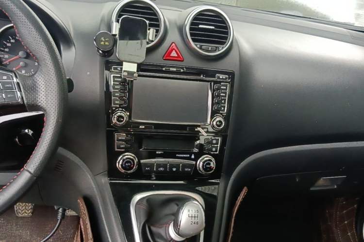Used Haval H6 2015 Upgraded Model 1.5T Manual Two-Wheel Drive Elite Version Audio And AC Panel
