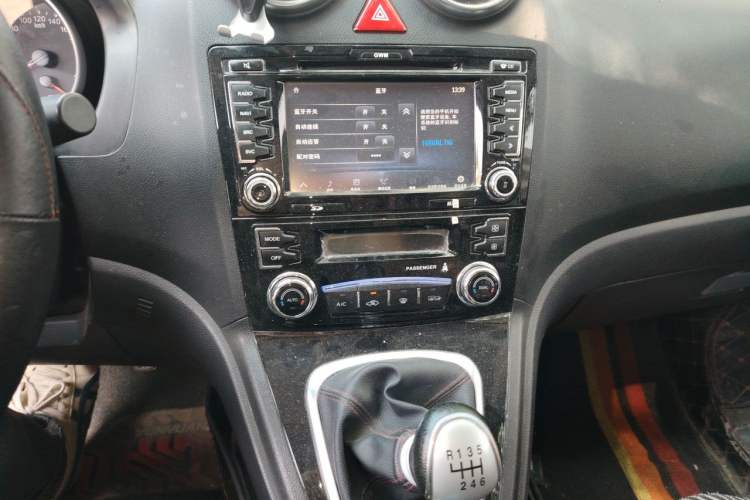 Used Haval H6 2015 Upgraded Model 1.5T Manual Two-Wheel Drive Elite Version Audio And AC Panel