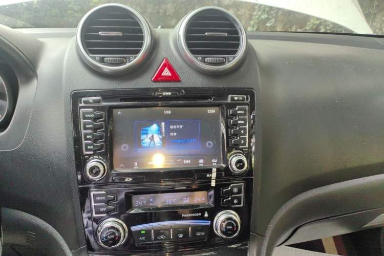 Used Haval H6 2015 Upgraded Model 1.5T Manual Two-Wheel Drive Elite Version Audio And AC Panel