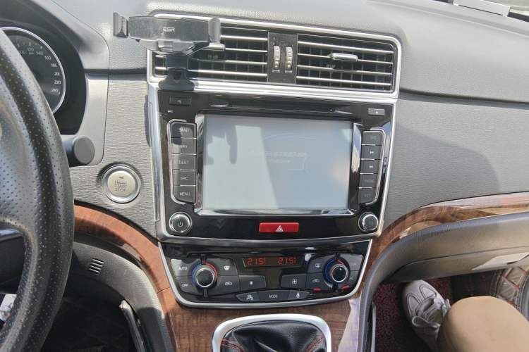 Used Haval H6 2015 Revised Version Sport Edition 1.5T Manual Transmission Two-Wheel Drive Elite Grade Audio And AC Panel