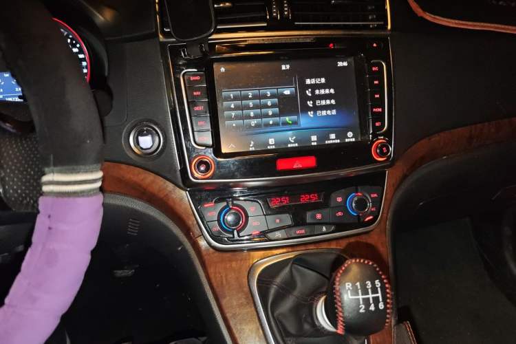 Used Haval H6 2015 Revised Version Sport Edition 1.5T Manual Transmission Two-Wheel Drive Elite Grade Audio And AC Panel