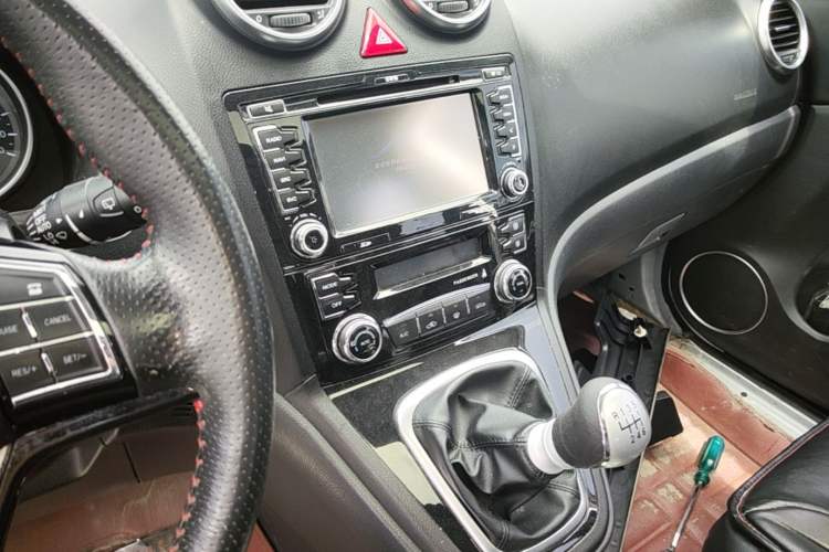 Used Haval H6 2015 Upgraded Model 1.5T Manual Two-Wheel Drive Elite Version Audio And AC Panel