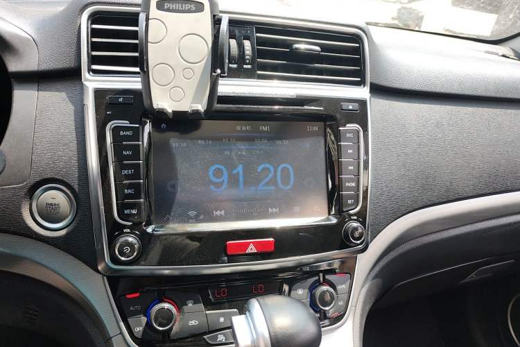 Used Haval H6 2015 Sport Edition 1.5T Automatic Two-Wheel Drive Luxury Model Audio And AC Panel