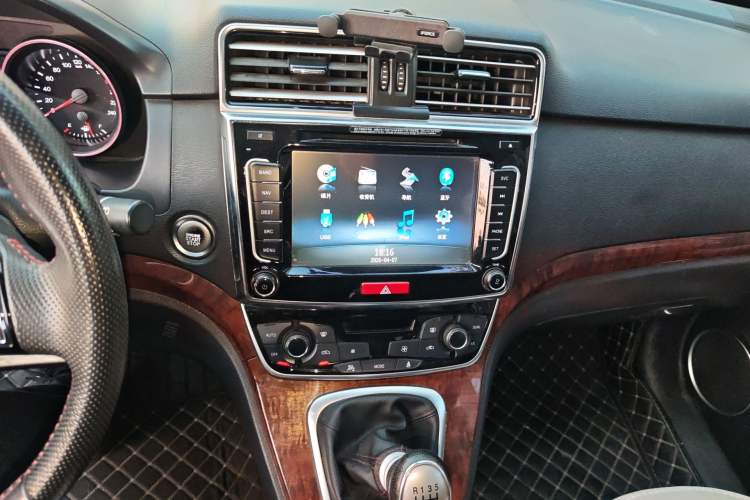 Used Haval H6 2015 Revised Version Sport Edition 1.5T Manual Transmission Two-Wheel Drive Elite Grade Audio And AC Panel