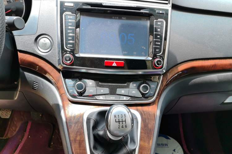 Used Haval H6 2015 Revised Version Sport Edition 1.5T Manual Transmission Two-Wheel Drive Elite Grade Audio And AC Panel