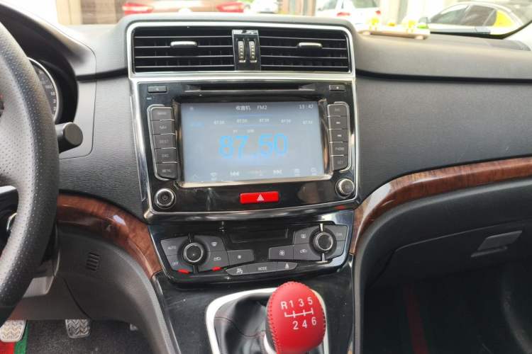 Used Haval H6 2015 Sport Edition 1.5T Manual Two-Wheel Drive Elite Model Audio And AC Panel