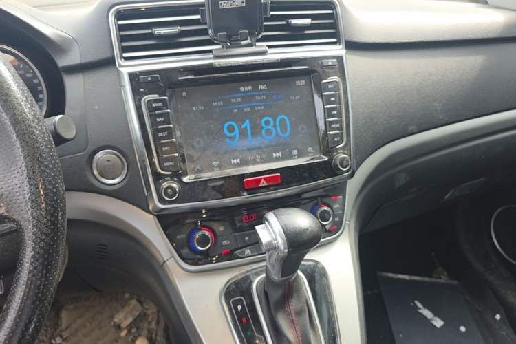 Used Haval H6 2015 Sport Edition 1.5T Automatic Two-Wheel Drive Luxury Model Audio And AC Panel