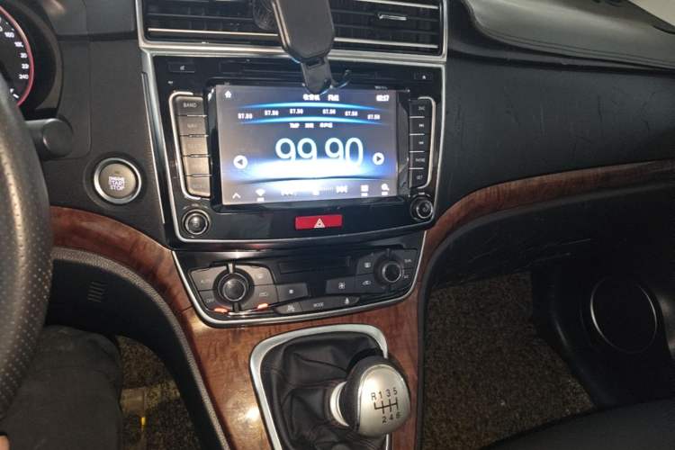 Used Haval H6 2015 Revised Version Sport Edition 1.5T Manual Transmission Two-Wheel Drive Elite Grade Audio And AC Panel