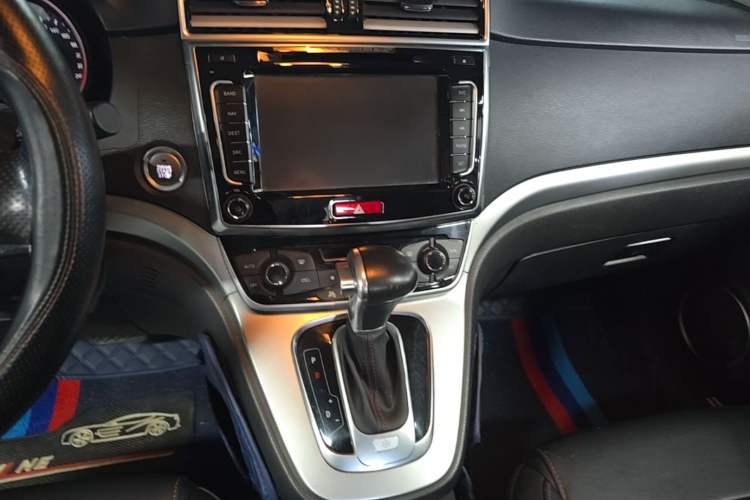 Used Haval H6 2015 Sport Edition 1.5T Automatic Two-Wheel Drive Luxury Model Audio And AC Panel