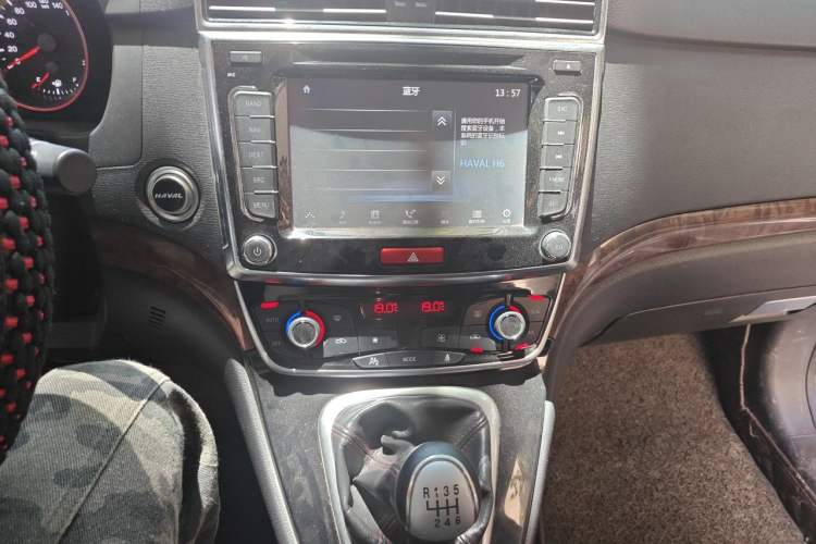 Used Haval H6 2015 Revised Version Sport Edition 1.5T Manual Transmission Two-Wheel Drive Elite Grade Audio And AC Panel