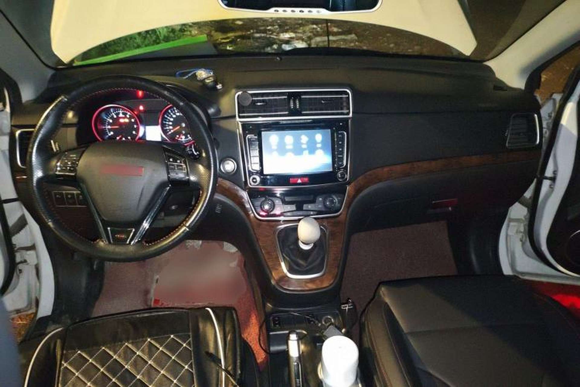 Used Haval H6 2015 Revised Version Sport Edition 1.5T Manual Transmission Two-Wheel Drive Elite Grade Center Console