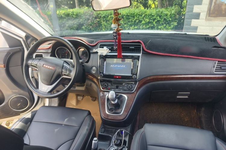 Used Haval H6 2015 Revised Version Sport Edition 1.5T Manual Transmission Two-Wheel Drive Elite Grade Center Console