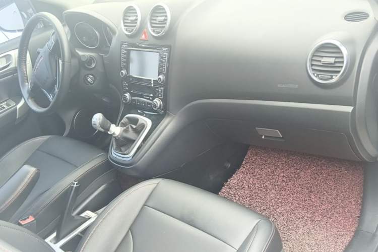 Used Haval H6 2015 Upgraded Model 1.5T Manual Two-Wheel Drive Elite Version Center Console
