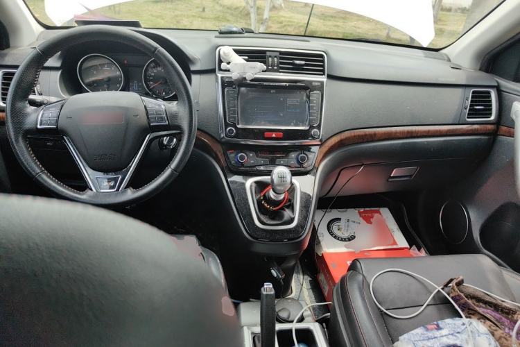 Used Haval H6 2015 Sport Edition 1.5T Manual Two-Wheel Drive Elite Model Center Console