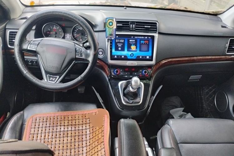 Used Haval H6 2015 Upgraded Model 1.5T Manual Two-Wheel Drive Elite Version Center Console