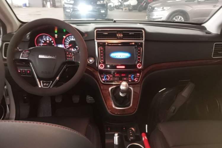 Used Haval H6 2015 Revised Version Sport Edition 1.5T Manual Transmission Two-Wheel Drive Elite Grade Center Console