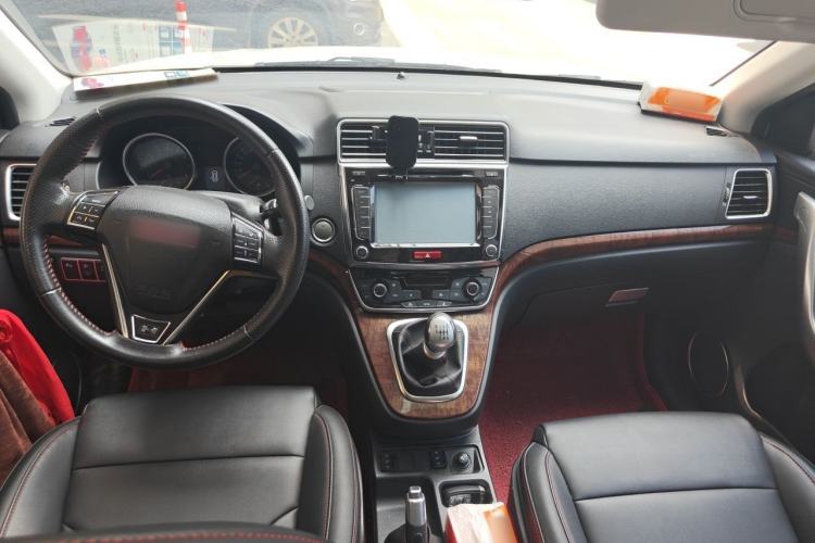 Used Haval H6 2015 Revised Version Sport Edition 1.5T Manual Transmission Two-Wheel Drive Elite Grade Center Console