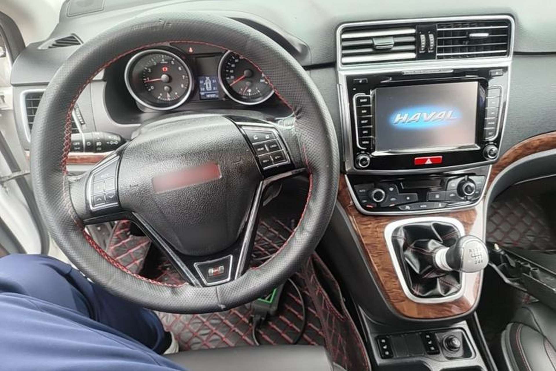 Used Haval H6 2015 Revised Version Sport Edition 1.5T Manual Transmission Two-Wheel Drive Elite Grade Center Console