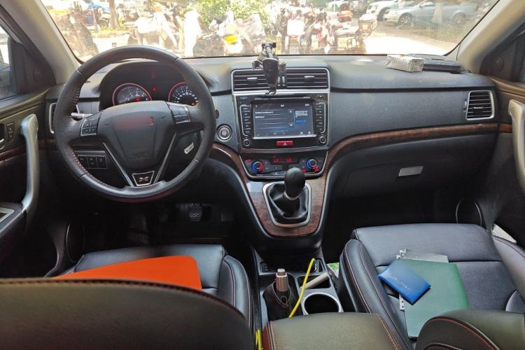 Used Haval H6 2015 Revised Version Sport Edition 1.5T Manual Transmission Two-Wheel Drive Elite Grade Center Console