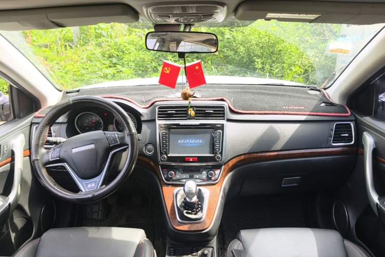 Used Haval H6 2015 Revised Version Sport Edition 1.5T Manual Transmission Two-Wheel Drive Elite Grade Center Console