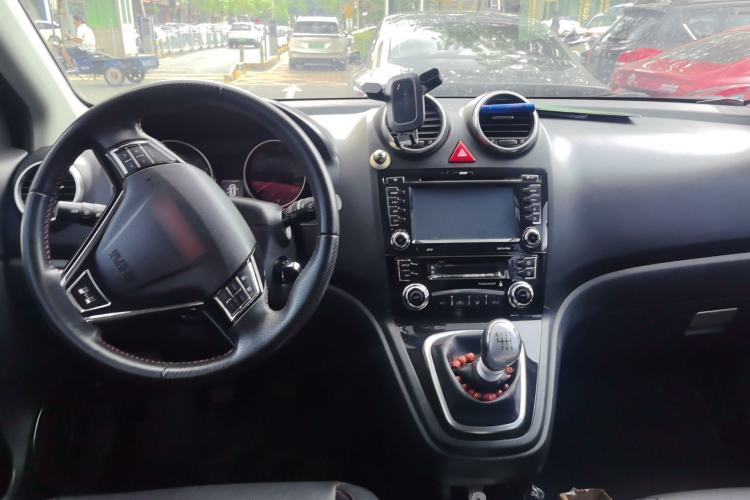 Used Haval H6 2015 Upgraded Model 1.5T Manual Two-Wheel Drive Elite Version Center Console