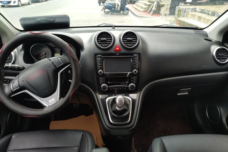 Used Haval H6 2015 Upgraded Model 1.5T Manual Two-Wheel Drive Elite Version Center Console