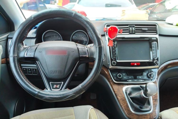 Used Haval H6 2015 Revised Version Sport Edition 1.5T Manual Transmission Two-Wheel Drive Elite Grade Center Console