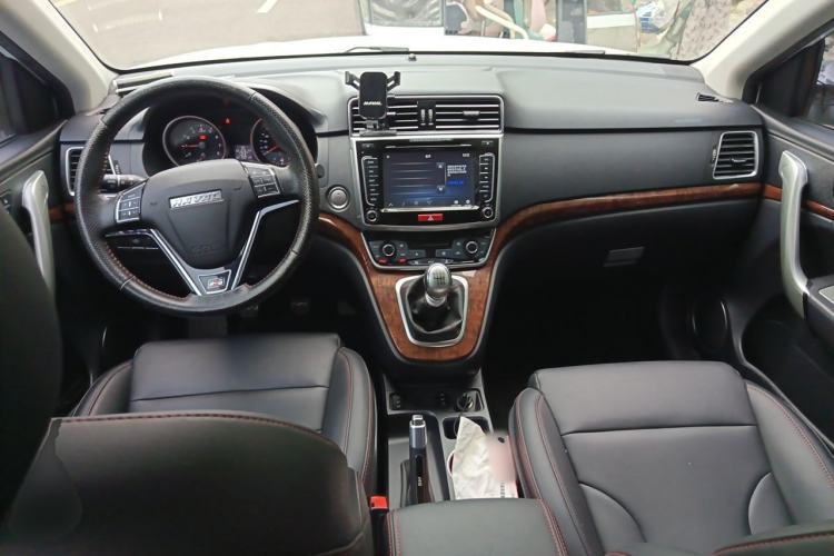 Used Haval H6 2015 Revised Version Sport Edition 1.5T Manual Transmission Two-Wheel Drive Elite Grade Center Console