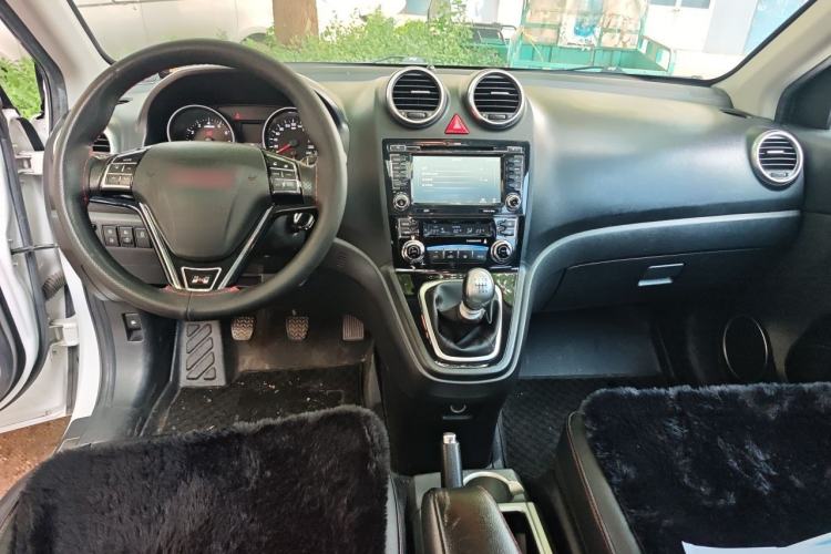 Used Haval H6 2015 Upgraded Model 1.5T Manual Two-Wheel Drive Elite Version Center Console