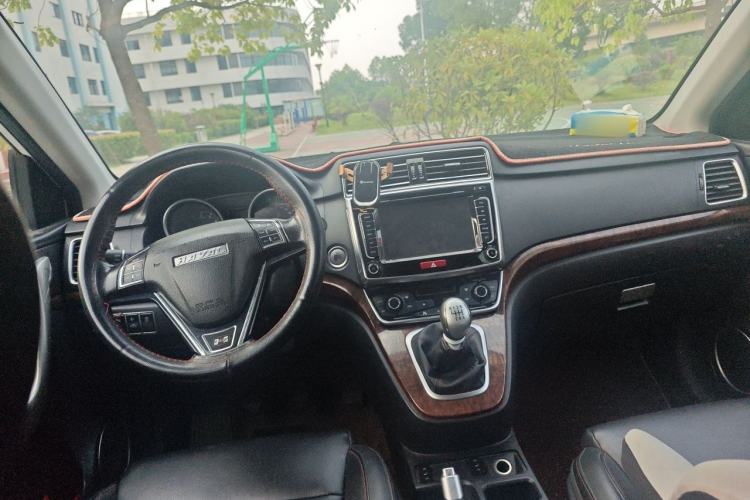 Used Haval H6 2015 Revised Version Sport Edition 1.5T Manual Transmission Two-Wheel Drive Elite Grade Center Console