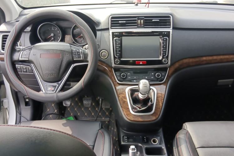 Used Haval H6 2015 Revised Version Sport Edition 1.5T Manual Transmission Two-Wheel Drive Elite Grade Center Console