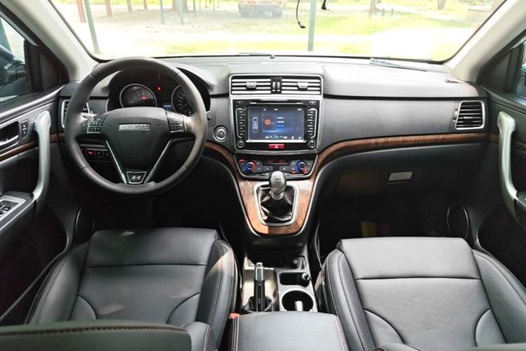 Used Haval H6 2015 Revised Version Sport Edition 1.5T Manual Transmission Two-Wheel Drive Elite Grade Center Console