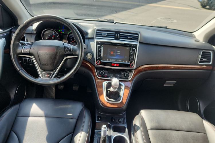 Used Haval H6 2015 Revised Version Sport Edition 1.5T Manual Transmission Two-Wheel Drive Elite Grade Center Console