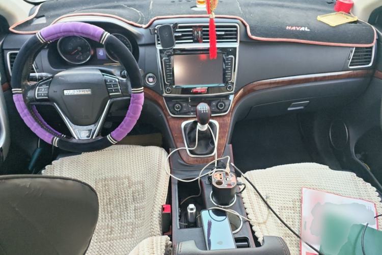 Used Haval H6 2015 Revised Version Sport Edition 1.5T Manual Transmission Two-Wheel Drive Elite Grade Center Console